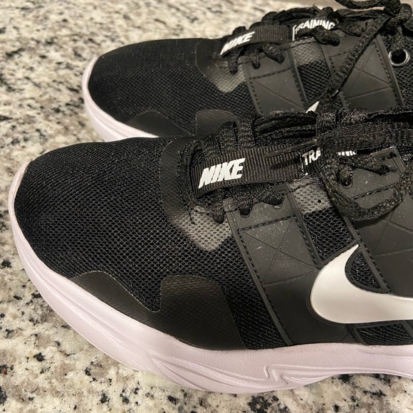 Nike Training Women’s Tennis Shoes - size 7 - Black and White - Picture 4 of 10
